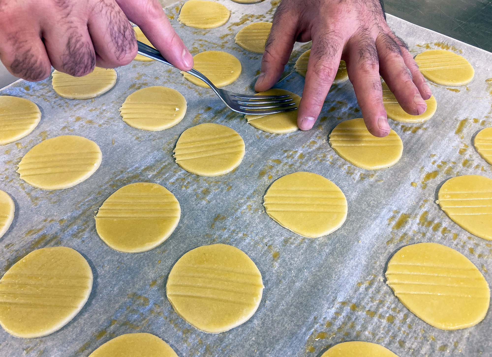 Travail artisanal des galettes bretonnes